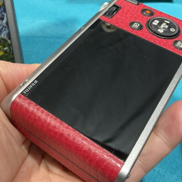 Fujifilm XF1 12.0MP Compact Digital Camera Red - Picture 4 of 10